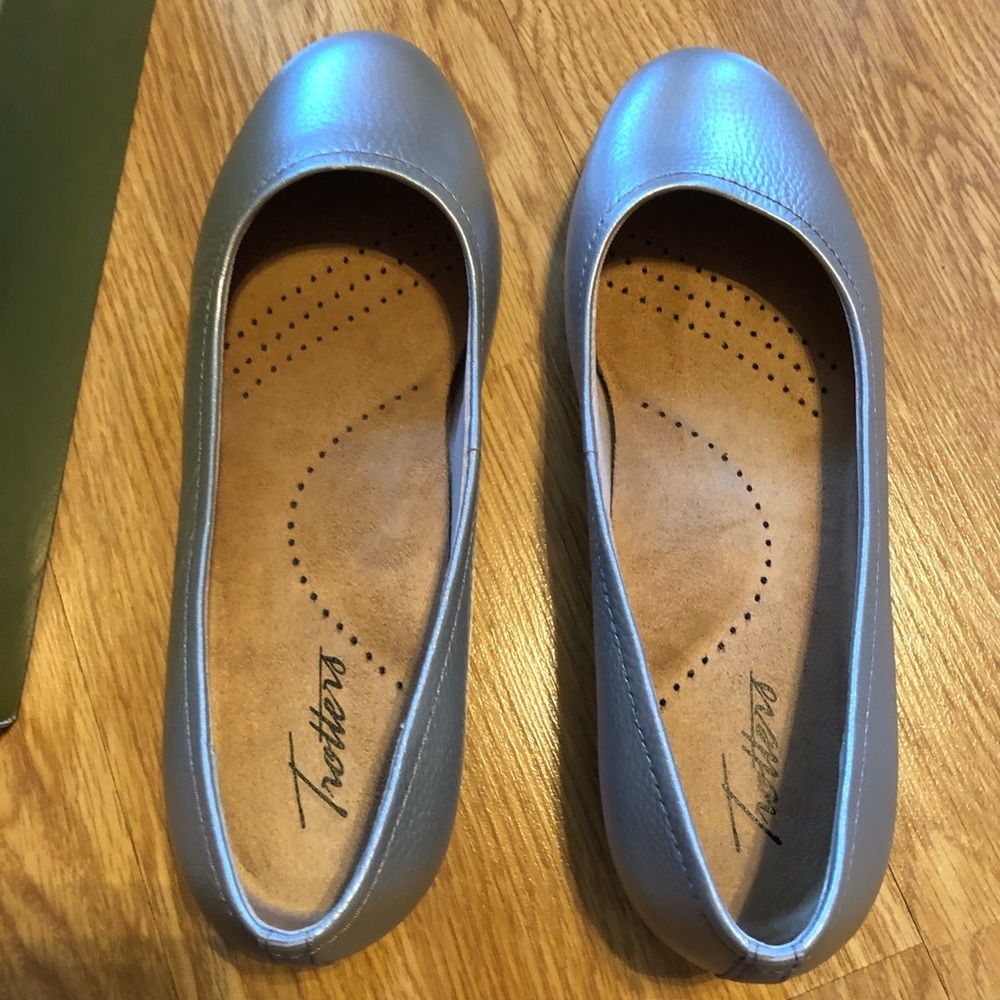 NWOT SILVER BALLET SHOE🩰🥿 TROTTER 🥿SILVER BALLET SHOE